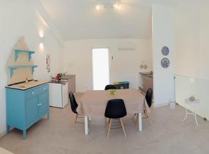 Una cocina y un comedor con mesa y sillas. en Niche Apartment, en Noto 27 fotos más