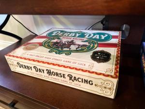 Photo de la galerie de l'établissement Artsy KY Themed Richmond Gem Sleeps 8 Near All, à Richmond