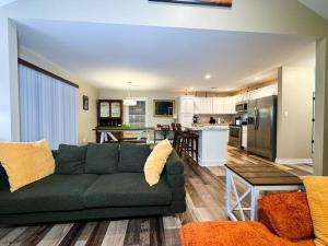リッチモンドにあるArtsy KY Themed Richmond Gem Sleeps 8 Near Allのリビングルーム(緑のソファ付)、キッチンが備わります。