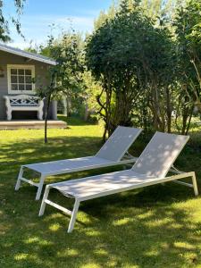 dos tumbonas en el césped frente a una casa en Born 1A, en Born