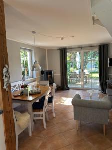 Una cocina y una sala de estar con mesa y sillas. en Born 1A, en Born 18 fotos más