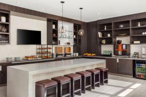 a kitchen with a bar with stools at Boston Marriott Cambridge in Cambridge