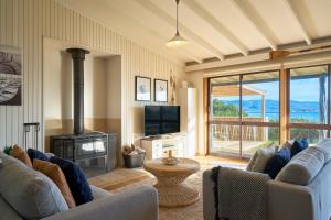 TV a/nebo společenská místnost v ubytování Waubs Beach Cottage Bicheno