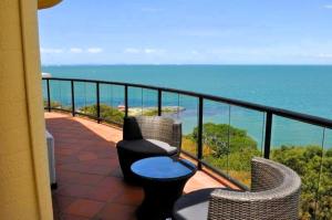 un balcone con sedie e vista sull'oceano di Sunset Sails Penthouse Redcliffe a Redcliffe