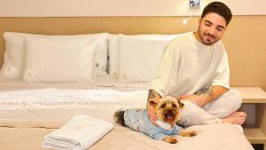 Pet ou pets ficando com hóspedes em Hotel Fioreze Origem