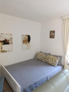 En eller flere senge i et værelse på VA vikendica Tesanj