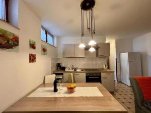 Kuchyňa alebo kuchynka v ubytovaní Apartment Fazana 7284c