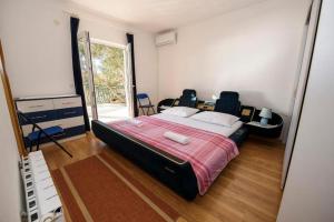 Postel nebo postele na pokoji v ubytování Apartments by the sea Suhi Potok, Omis - 14555
