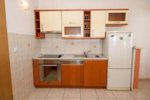 Kuchyň nebo kuchyňský kout v ubytování Apartments by the sea Suhi Potok, Omis - 14555 + 14 fotografií
