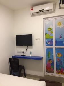 a room with a desk with a computer on a wall at Rich Hotel in Kampong Ayer Hitam Batu Satu
