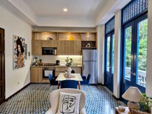 een keuken en eetkamer met een tafel en stoelen bij Wonderful Modern Apartment in Casco Viejo Casa Rio Apt #3 in Panama-Stad