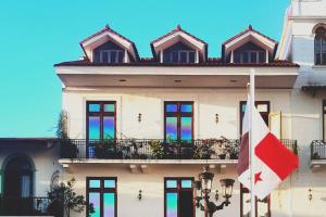 een gebouw met een vlag ervoor bij Wonderful Modern Apartment in Casco Viejo Casa Rio Apt #3 in Panama-Stad