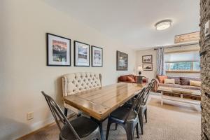 Un comedor con una mesa y sillas y un sofá. en Imperial View Cottage Home, en Breckenridge