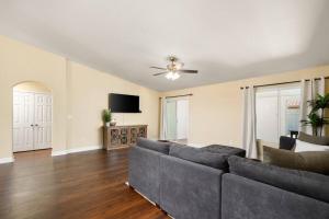 ein Wohnzimmer mit einer Couch und einem Deckenventilator in der Unterkunft Perfect Home for Work or Relaxing Vacation in Bakersfield