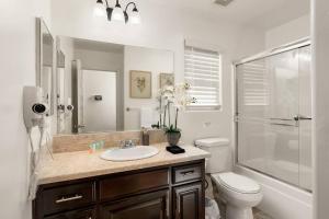ein Badezimmer mit Waschbecken, Toilette und Dusche in der Unterkunft Perfect Home for Work or Relaxing Vacation in Bakersfield + 10 Fotos