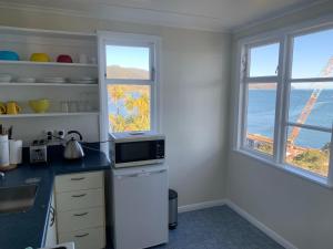 Kuchyň nebo kuchyňský kout v ubytování Private 1 bedroom with amazing sea views