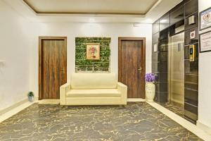兰奇Super Collection O Mountain View Resort的两个门前带椅子的等候室 更多34张照片