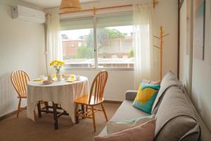 Posezení v ubytování Apartamento luminoso frente a la playa + 23 fotografií