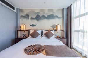 Uma cama ou camas num quarto em 丽呈東谷酒店保定客运中心店