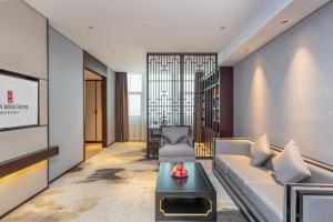 Uma área de estar em 丽呈東谷酒店保定客运中心店