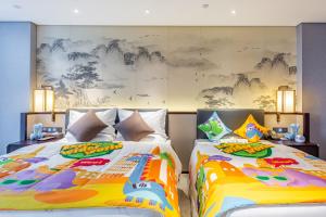 Uma cama ou camas num quarto em 丽呈東谷酒店保定客运中心店