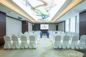 A área empresarial e/ ou a sala de conferências de 丽呈東谷酒店保定客运中心店