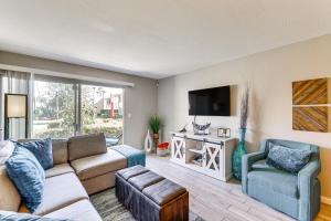 un salon avec un canapé et une télévision dans l'établissement Walk to Old Town Scottsdale Condo with Pool Access!, à Scottsdale