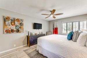 une chambre avec un lit et un ventilateur de plafond dans l'établissement Walk to Old Town Scottsdale Condo with Pool Access!, à Scottsdale 17 autres photos