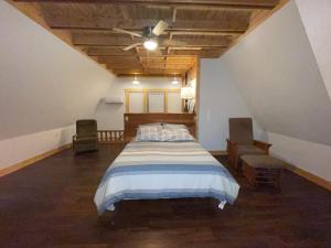 ein Schlafzimmer mit einem Bett und einem Deckenventilator in der Unterkunft Relaxing Creek Cabin in Canton