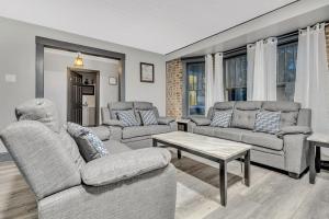 Χώρος καθιστικού στο Renovated 6BR 2BA Minutes from Falls and Casino +18 φωτογραφίες