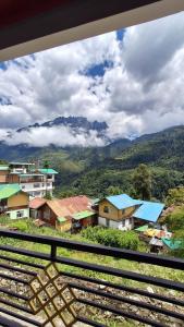ラチャングにあるMantra Inn Lachungの山々を背景にした小さな町の景色