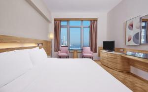 Uma cama ou camas num quarto em Nina Hotel Causeway Bay