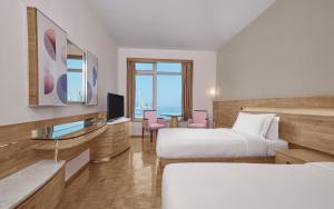 Uma televisão e/ou sistema de entretenimento em Nina Hotel Causeway Bay