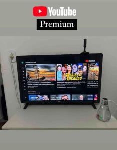 TV a/nebo společenská místnost v ubytování Cantinho Aconchegante- Quarto 03 Família - com AR