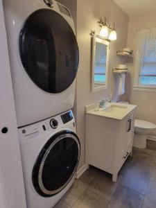 Gambar di galeri bagi Houndstooth Hideaway 3BR 2BA Home 3mi to UA Campus di Northport +23 gambar