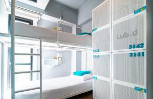 Ein Bett oder Betten in einem Zimmer der Unterkunft Lub d Bangkok Siam - Opposite MBK & Next to Skytrain - Perfect for shopping lovers!