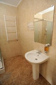Duliby的住宿－Hotel Vulyk，浴室设有白色水槽和镜子