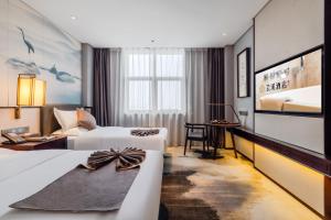 Uma cama ou camas num quarto em 丽呈東谷酒店保定客运中心店