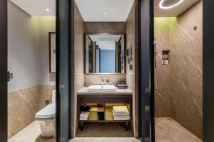 Uma casa de banho em 丽呈東谷酒店保定客运中心店