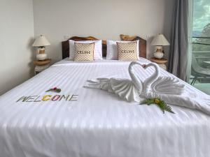 Letto o letti in una camera di Samet Nangshe Goodview