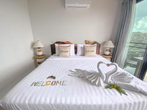 Letto o letti in una camera di Samet Nangshe Goodview