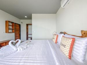 Letto o letti in una camera di Samet Nangshe Goodview