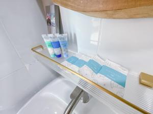 una mensola sopra un lavandino in bagno di Samet Nangshe Goodview a Ban Met Nang Chi