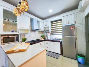 Η κουζίνα ή μικρή κουζίνα στο Apartmen Casa Kayangan Meru, Meru Raya 5 IPOH +16 φωτογραφίες