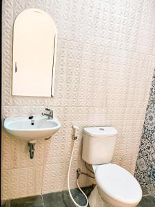 Un baño de Kamulyan Heritage Syariah 7 fotos más