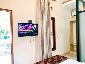 Una televisión o centro de entretenimiento en Kamulyan Heritage Syariah