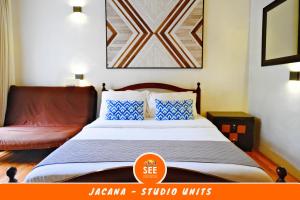 Kama o mga kama sa kuwarto sa PICO DE LORO Nearest to Pool JACANA Studio Units by SEE Condominiums