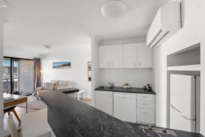 Dapur atau dapur kecil di 1 Bedroom Unit in 4 Star Tropical Resort in Noosaville
