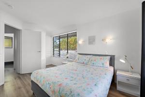 Katil atau katil-katil dalam bilik di 1 Bedroom Unit in 4 Star Tropical Resort in Noosaville +11 gambar