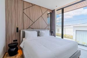 克罗柏坎Casa Estella Stunning 2BR in Umalas Canggu的卧室里有一张白色的大床和一扇大窗户 更多44张照片